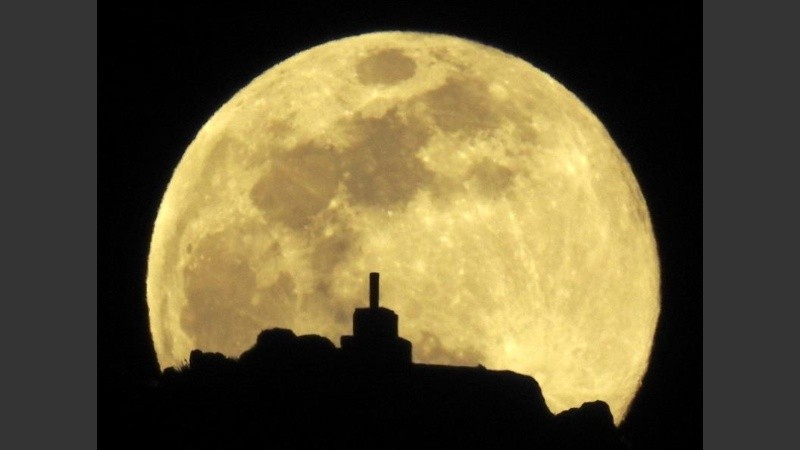 La superluna de gusano asombró al mundo. 