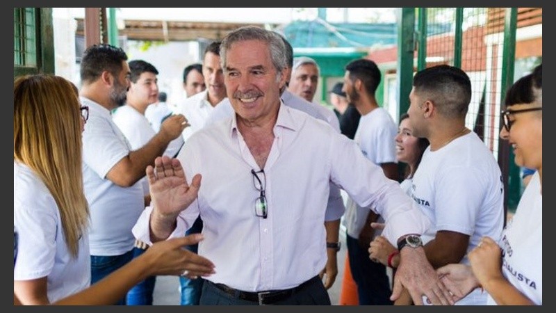 Solá bajó su candidatura y felicitó a Alberto Fernández y a Cristina. 