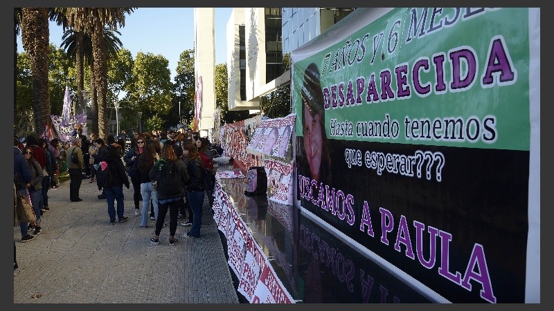 Afiches y presencia en apoyo a la familia de Paula Perassi.