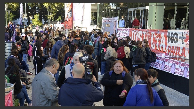 Mucha gente apoyó a la familia Perassi en las afueras del Centro de Justicia Penal.