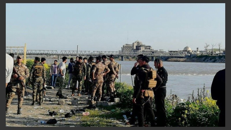 Soldados del ejército inspeccionaban la zona.