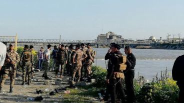Soldados del ejército inspeccionaban la zona.