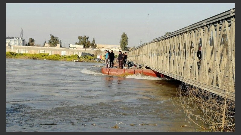 Soldados del ejército inspeccionaban la zona.