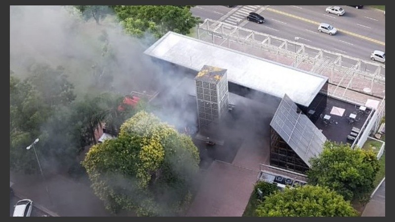 El fuego y el humo fue observado por los vecinos del barrio.