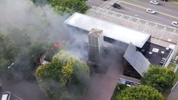 El fuego y el humo fue observado por los vecinos del barrio.