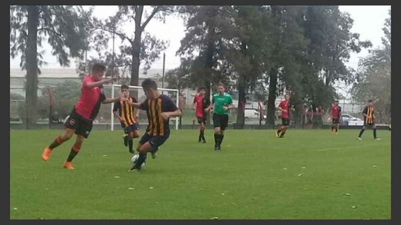 El falso caza talentos decía que llevaba jugadores a Newell's y Central.