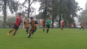 El falso caza talentos decía que llevaba jugadores a Newell's y Central.