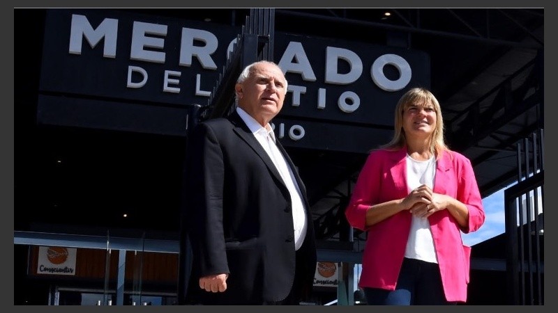 La precandidata a intendenta, Verónica Irizar junto al gobernador Miguel Lifschitz.