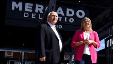 La precandidata a intendenta, Verónica Irizar junto al gobernador Miguel Lifschitz.