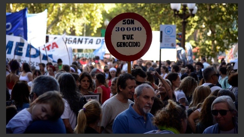 Otra manifestación multitudinaria por memoria, verdad y justicia.