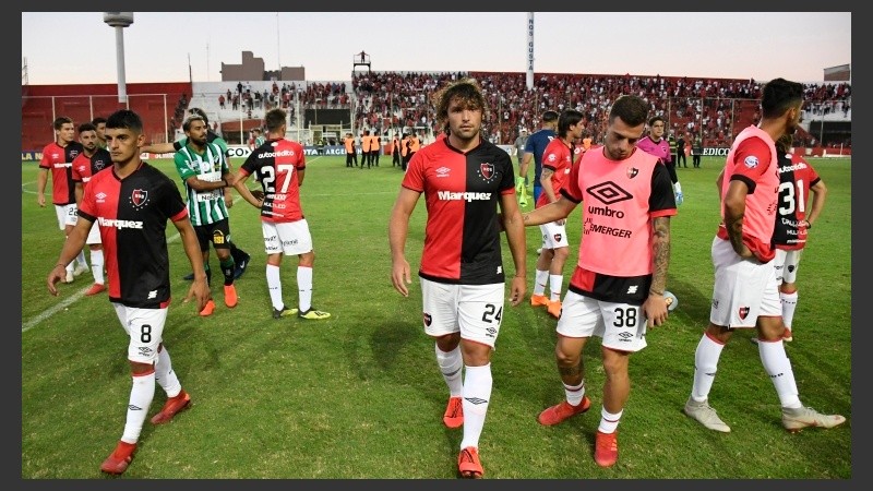 La salida del equipo tras la eliminación. Las caras lo dicen todo.