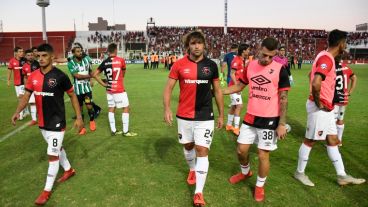 La salida del equipo tras la eliminación. Las caras lo dicen todo.