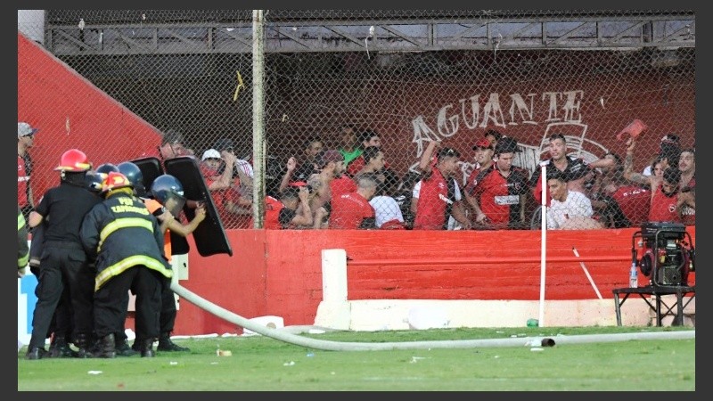 Siete policías sufrieron heridas.