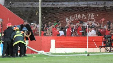 Siete policías sufrieron heridas.