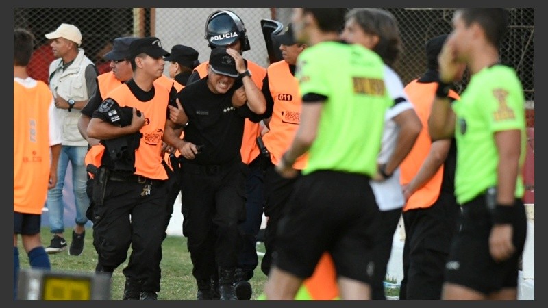 Desdibujado y fuera de foco. Así quedó Bidoglio, mientras sacan a un policía herido.