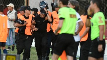 Desdibujado y fuera de foco. Así quedó Bidoglio, mientras sacan a un policía herido.