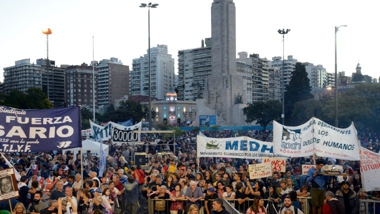 La jornada cerró con el tradicional acto frente al Monumento.