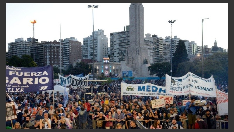 La jornada cerró con el tradicional acto frente al Monumento.