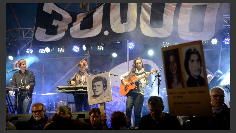 La jornada cerró con el tradicional acto frente al Monumento.