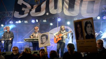 La jornada cerró con el tradicional acto frente al Monumento.
