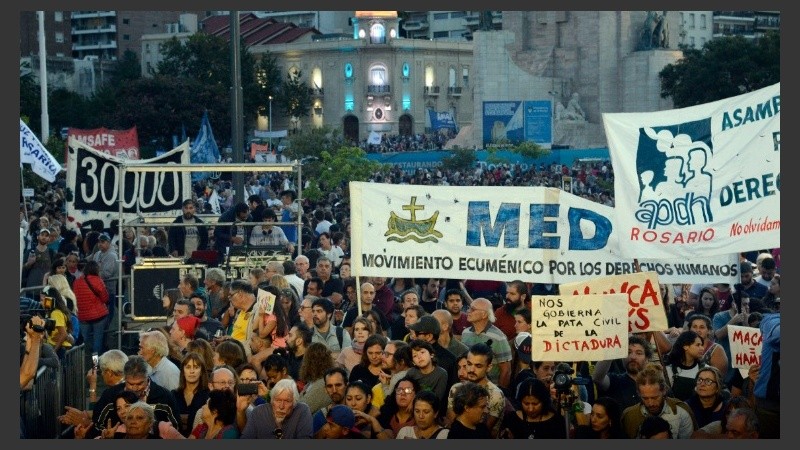 La jornada cerró con el tradicional acto frente al Monumento.