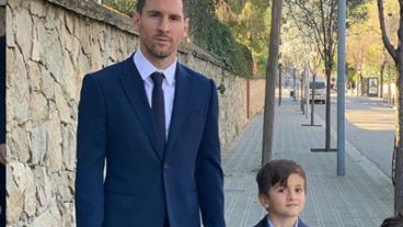 Messi y su hijo, al llegar al bautismo.