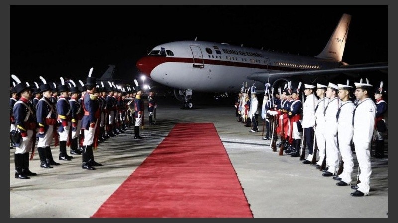 El avión español al llegar a Argentina y la comitiva que esperaba a los reyes. 