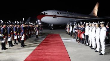 El avión español al llegar a Argentina y la comitiva que esperaba a los reyes.