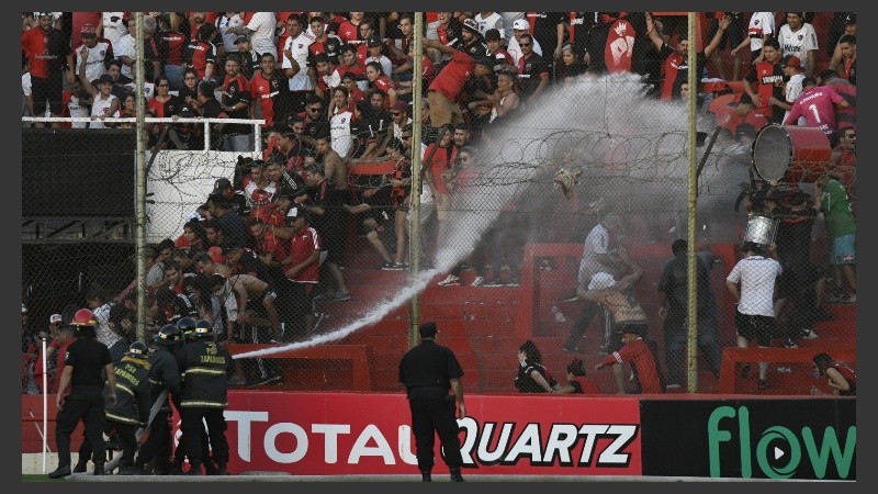 Siete policías resultaron heridos por los desmanes en el 15 de Abril.
