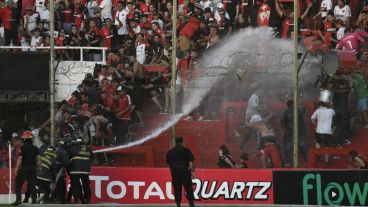 Siete policías resultaron heridos por los desmanes en el 15 de Abril.