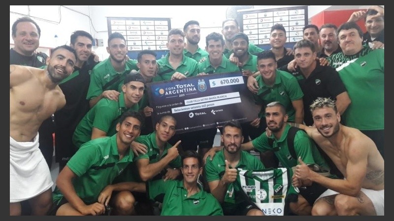 Escott, mezclado entre los demás integrantes del plantel, en pleno festejo.