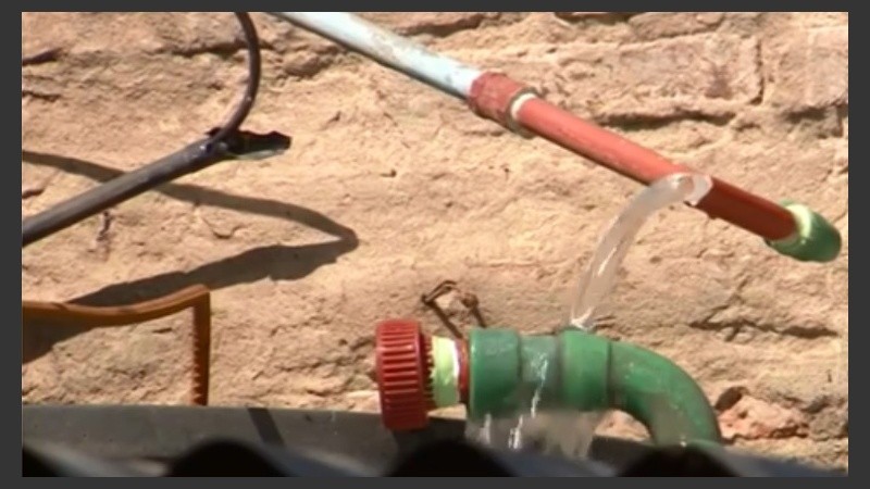 Así quedó la conexión de agua de la escuela luego de que se llevaran otra vez el tanque. 