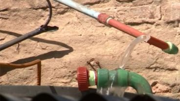 Así quedó la conexión de agua de la escuela luego de que se llevaran otra vez el tanque.