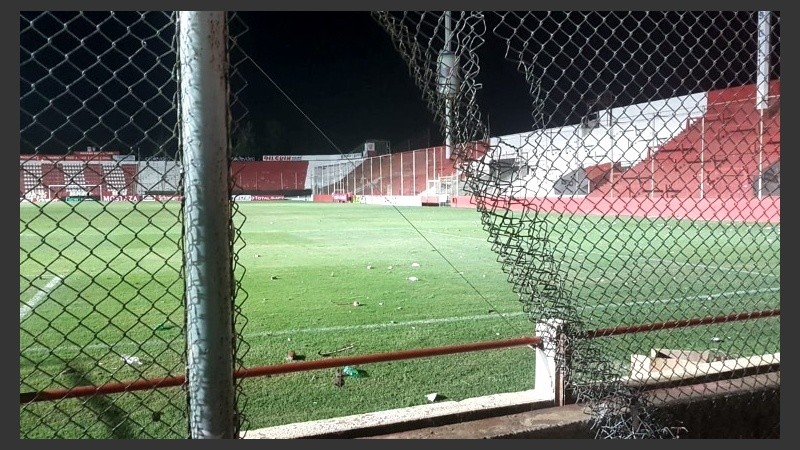 Alambrados, baños y otros sectores del estadio fueron violentados.