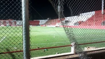 Alambrados, baños y otros sectores del estadio fueron violentados.