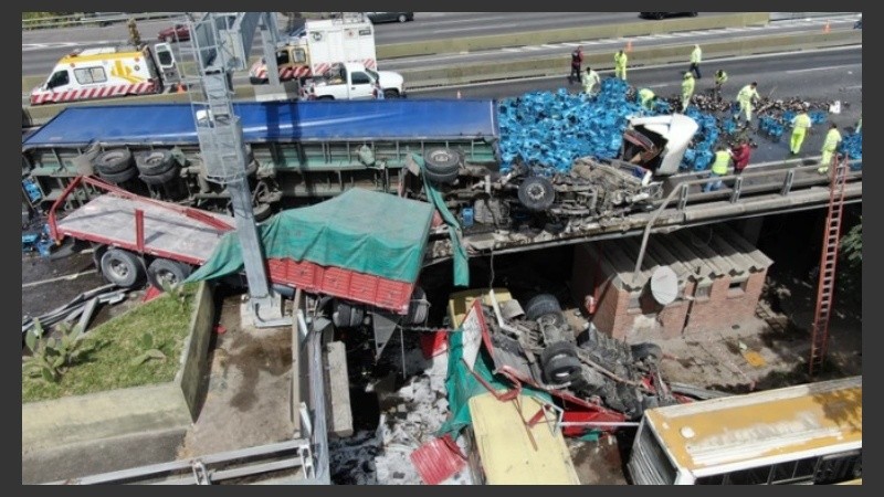 Uno de los camiones involucrados quedó colgando de la autopista.