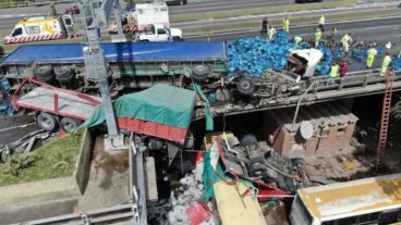 Uno de los camiones involucrados quedó colgando de la autopista.