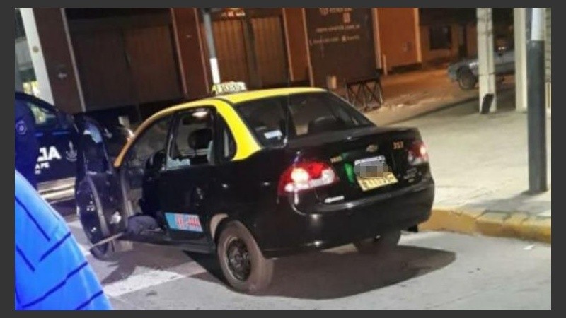 El taxi baleado anoche en zona sur. 