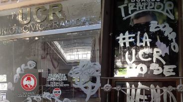 Las pintadas en el frente del local de la UCR.