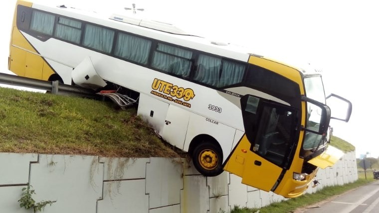 El eje delantero del colectivo quedó suspendido sobre Circunvalación.