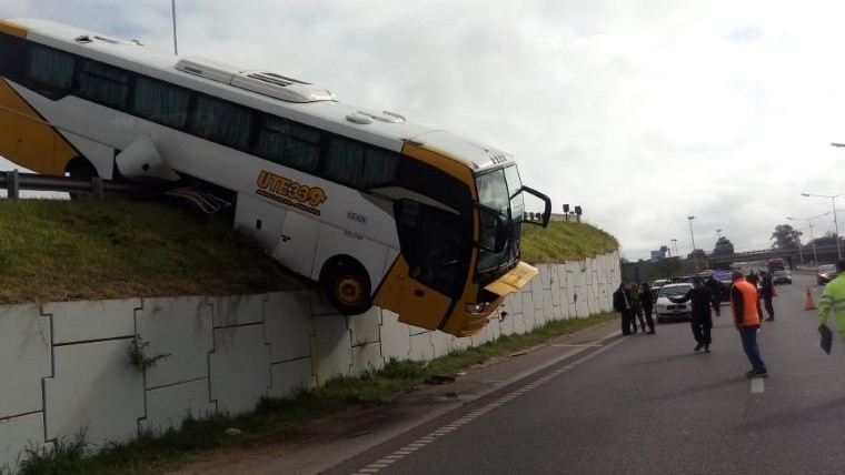 El eje delantero del colectivo quedó suspendido sobre Circunvalación.