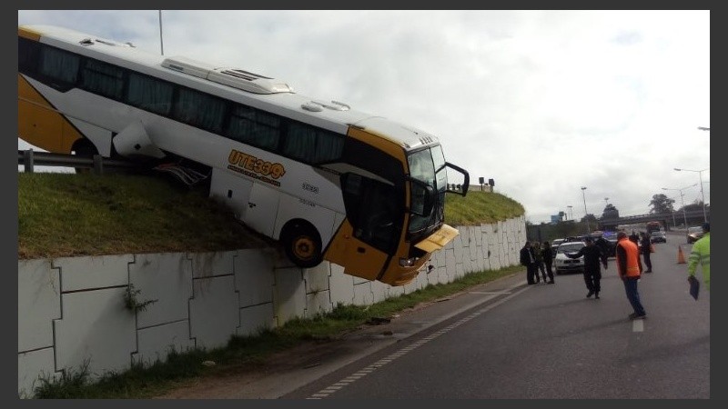 El eje delantero del colectivo quedó suspendido sobre Circunvalación.