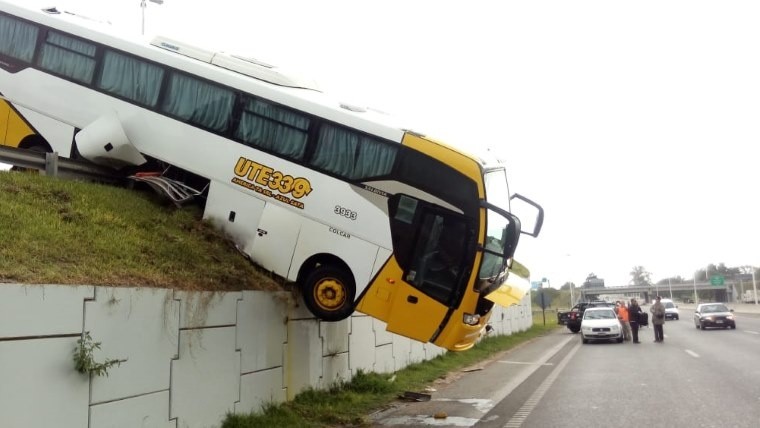 El eje delantero del colectivo quedó suspendido sobre Circunvalación.
