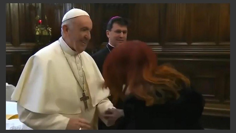 El Papa en pleno momento de resistencia a los besos de anillo. 