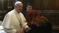 El Papa en pleno momento de resistencia a los besos de anillo. 