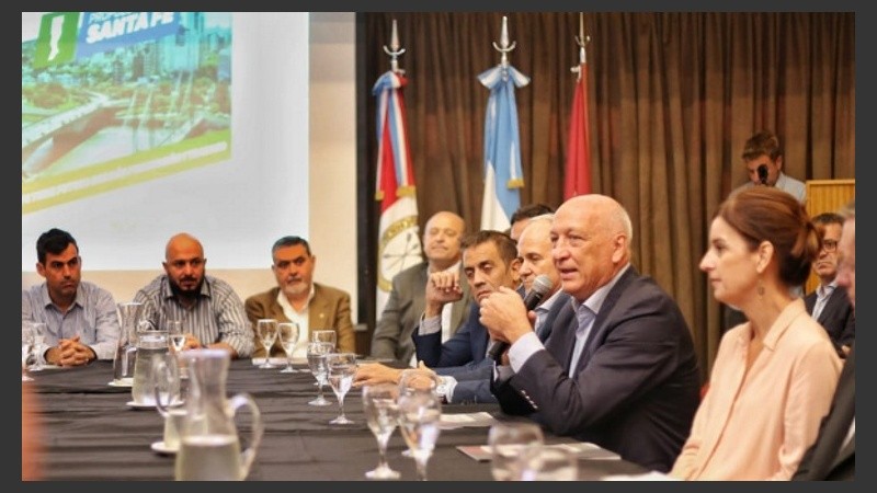 Antoniio Bonfatti presidiendo la reunión de la Mesa Productiva de la ciudad capital y región.