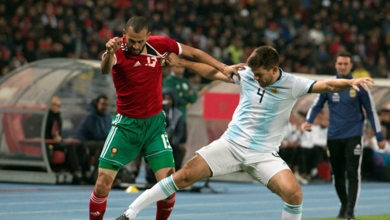 Kannemann mete ante un avance de Boutaib.