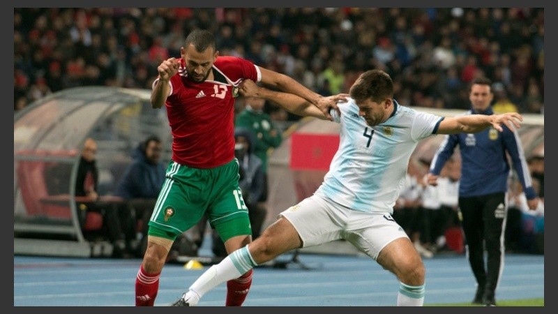 Kannemann mete ante un avance de Boutaib.