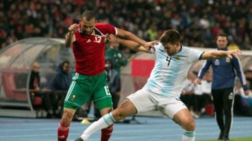 Kannemann mete ante un avance de Boutaib.