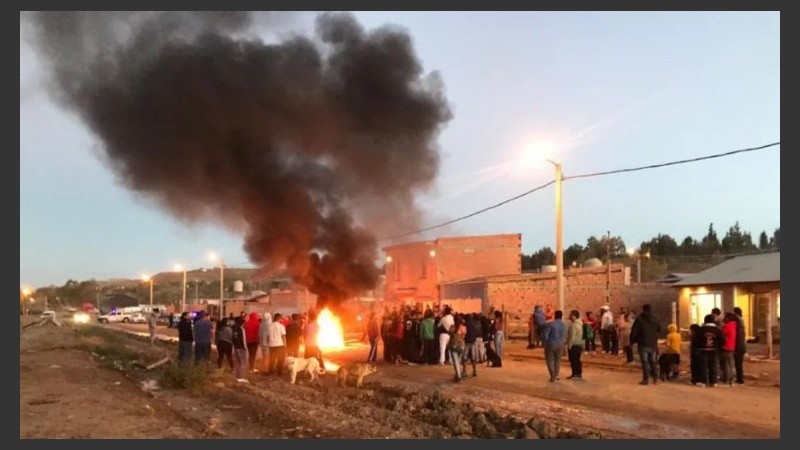 La violenta pueblada terminó con una persona fallecida.